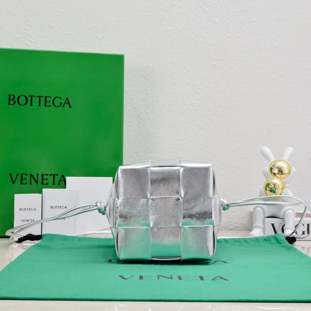 Batch 1460 large size/sterling silver 🔻Bottega veneta* new woven small bucket bag latest series# The square bag shape is matched with classic woven elements, drawstring design, minimalism, and has a particularly large capacity. Every color is beautiful, it is simple but has a cool style, both men and women can control it, and the upper body is fashionable and classy! Style number: 6612# Large size; 18*14*14cm